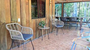 Familie huisje | Woonruimte | Een 32-inch smart-tv met kabelzenders, Netflix en streamingdiensten