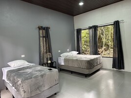 Decoración individual, mobiliario individual, wifi gratis y ropa de cama