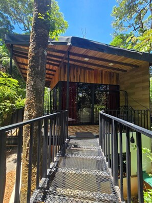 Casa de árbol romántica | Vista frontal de la propiedad