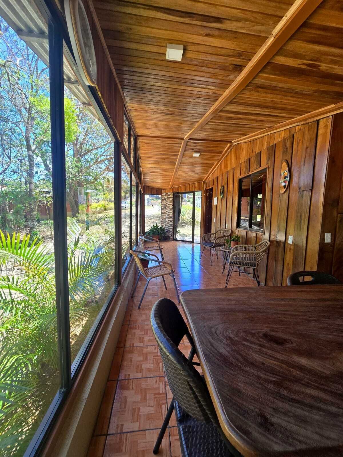 家庭小屋 | 起居區 | 32-吋智慧型電視、有線頻道、Netflix、串流服務