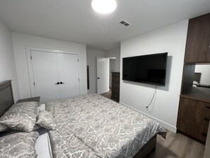 2 bedrooms, desk, iron/ironing board, WiFi