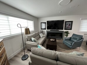 Una televisión de pantalla plana