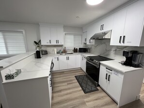 Frigorífico, placa de cocina, lavavajillas y tostadora