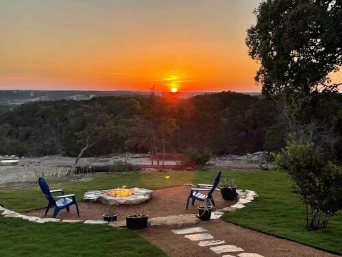Hill Country views, beautiful sunsets, private, and natural wildlife.
