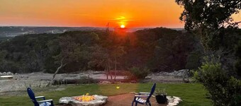 Hill Country views, beautiful sunsets, private, and natural wildlife.