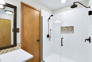 Shower, hair dryer, towels, soap - Hill Country views, beautiful sunsets, private, and natural wildlife. (Kerrville)