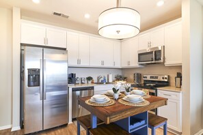 Frigorífico, microondas, horno y placa de cocina