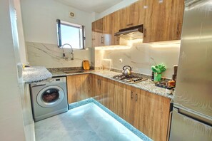 Mikrobølgeovn, kokeplater, vannkoker og hurtigmikser