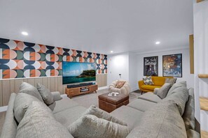 Smart-tv, een open haard, videospelletjes en boeken