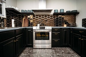 Een koelkast, een microgolfoven, een oven, een kookplaat