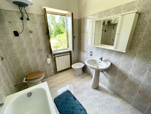 Dusche, Haartrockner, Bidet, Handtücher