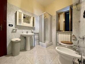 Dusche, Haartrockner, Bidet, Handtücher