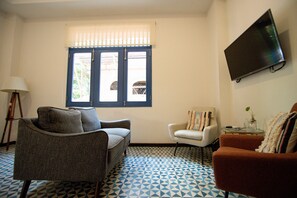 Comfort-Apartment | Wohnbereich | 42-Zoll-Flachbildfernseher mit Digitalempfang, Netflix, Hulu