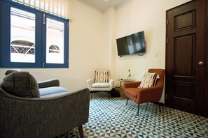 Comfort Apartment | Living area | 42-inch flat-screen TV with digital channels, Netflix, Hulu - Casa Río - Apt 1 (Panama City)