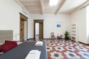 2 室のベッドルーム、アイロン / アイロン台、WiFi、ベッドシーツ