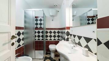 Doccia, asciugacapelli, bidet, asciugamani