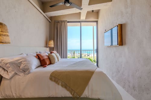 Exclusive-Apartment, Meerblick | Hochwertige Bettwaren, Daunenbettdecken, individuell dekoriert