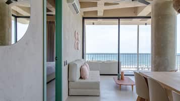 Departamento Confort | Área de sala de estar | Smart TV de 43 pulgadas con canales digitales y Netflix