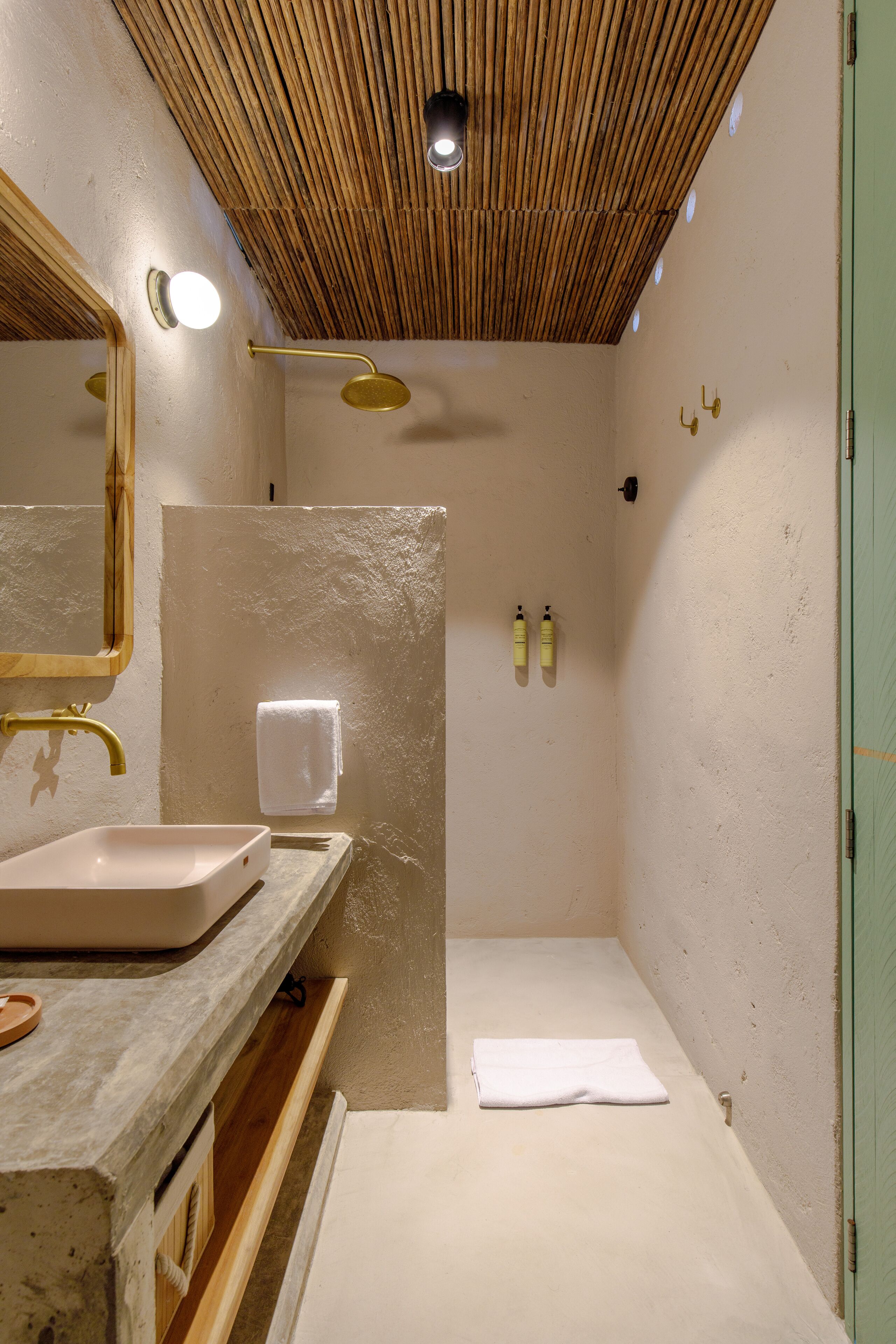 Shower, rainfall showerhead, free toiletries, hair dryer