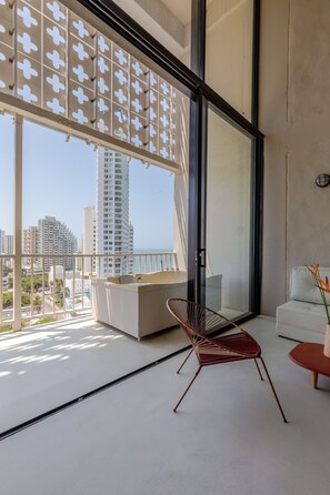 디럭스 아파트 | 거실 공간 | 디지털 채널 시청이 가능한 43인치 스마트 TV, 넷플릭스, 스트리밍 서비스