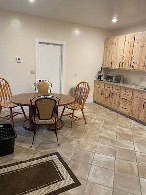 Dining - Trails End Lodge -comfort, convenience & location -10% discount for 7 night stay (Trout Lake)