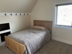 3 bedrooms, desk, WiFi, bed sheets