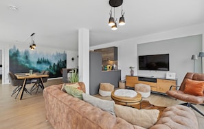 Smart TV, fireplace