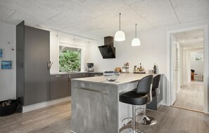 Kjøleskap, ovn, kokeplater og oppvaskmaskin