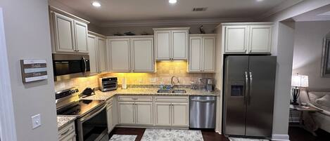 Een koelkast, een microgolfoven, een oven, een kookplaat