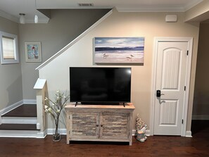 Interior - Cozy Island getaway, minutes to the beach. Excellent Location  (St. Simons Island)