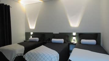 Habitación triple básica | Wifi gratis y ropa de cama