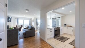 Eine moderne Wohnung mit Wohnzimmer, Essbereich und Küche.