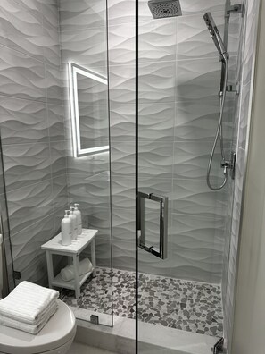 Dusche, umweltfreundliche Kosmetikartikel, Haartrockner, Handtücher