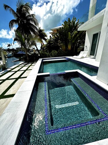 Port Antigua NEW Luxury one bedroom/2 bath apt with pool/spa/steam in Islamorada