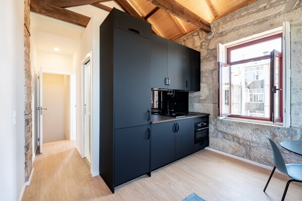 Réfrigérateur, four à micro-ondes, un four, surface de cuisson