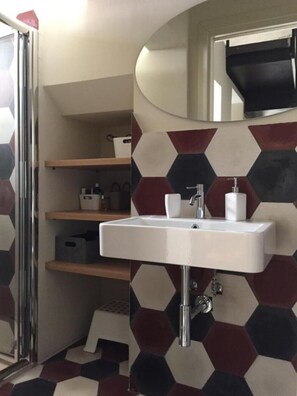 Een haardroger, een bidet, handdoeken, zeep