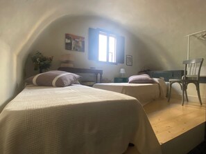 1 slaapkamer, een strijkplank/strijkijzer, gratis wifi, beddengoed