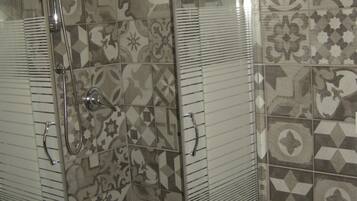 Doccia, asciugacapelli, bidet, asciugamani