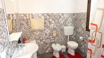 Doccia, asciugacapelli, bidet, asciugamani