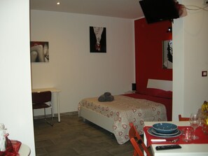 1 غرفة نوم ومكواة/لوح كي وواي فاي وملاءات أسرّة