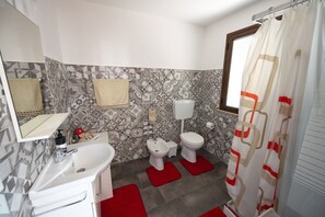 Shower, hair dryer, bidet, towels - Summer apartments in the square in Balestrate (Disiu Holiday Homes) (Balestrate)