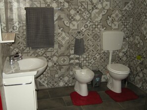 تجهيزات دش، مجففات شعر، مراحيض شطف، مناشف