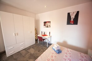 1 bedroom, iron/ironing board, WiFi, bed sheets - Summer apartments in the square in Balestrate (Disiu Holiday Homes) (Balestrate)