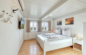 3 bedrooms, travel crib, free WiFi, bed sheets