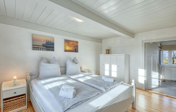 3 bedrooms, travel crib, free WiFi, bed sheets