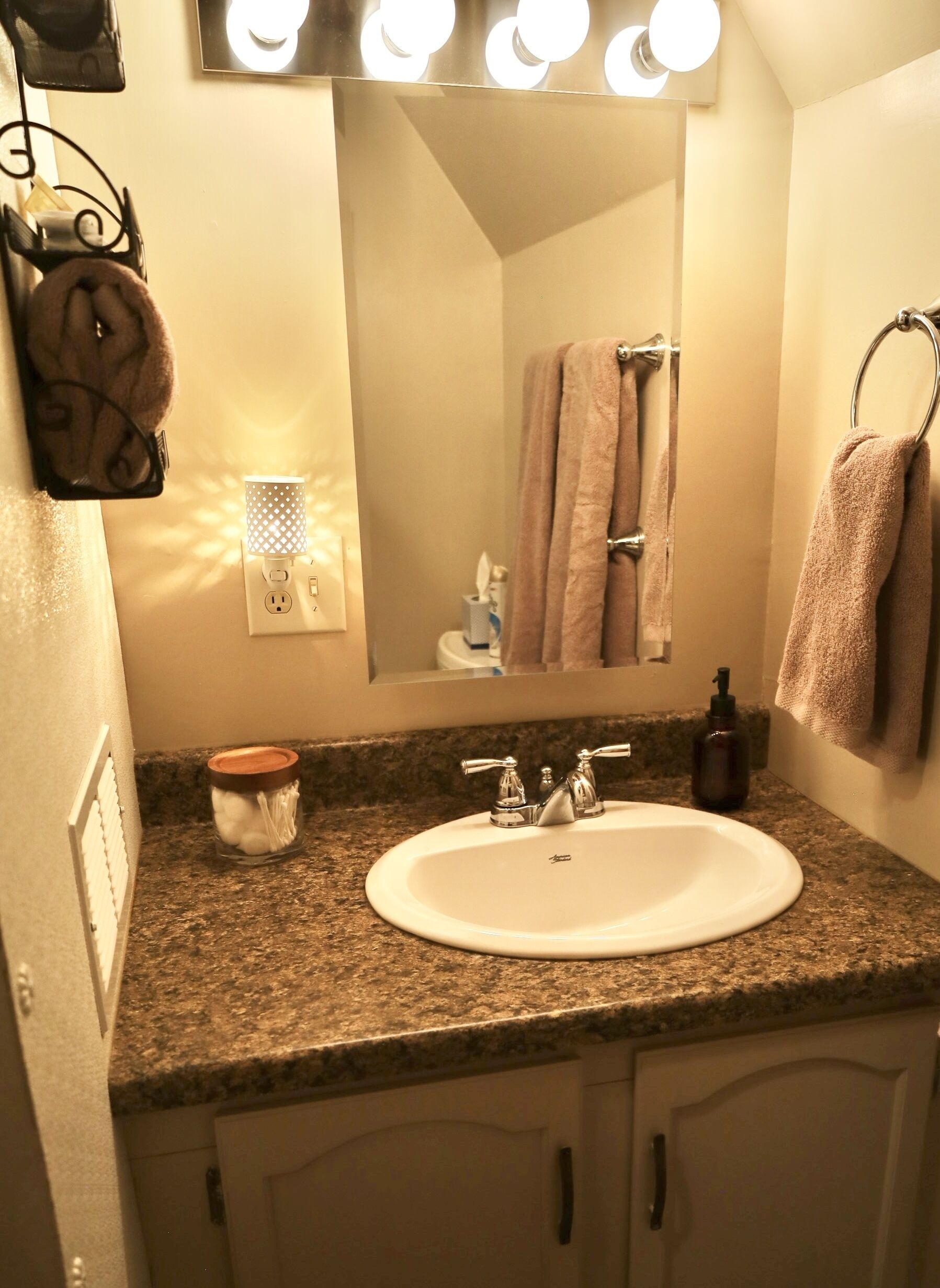 Een douche, een haardroger, handdoeken, zeep