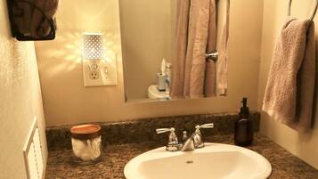 Een douche, een haardroger, handdoeken, zeep