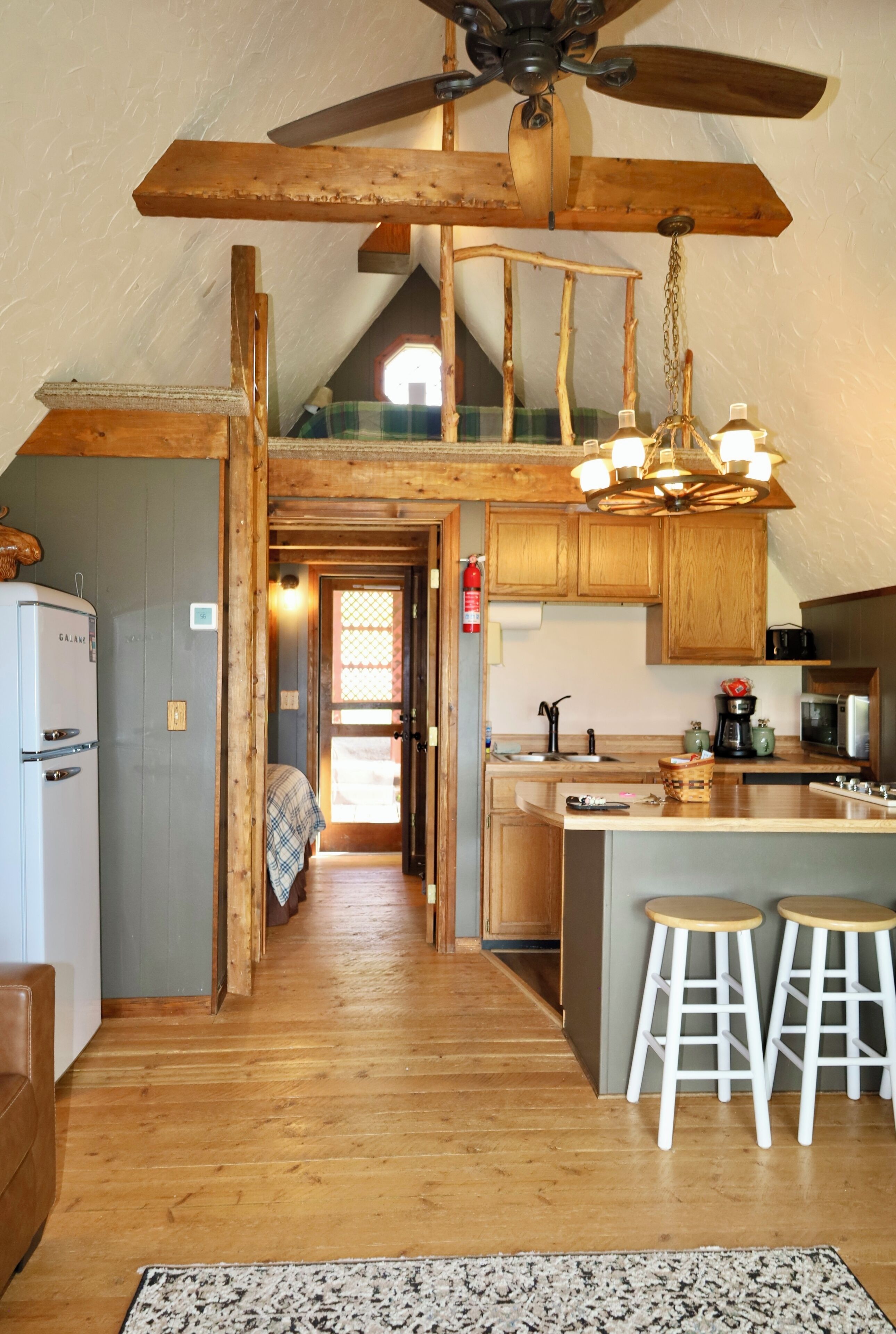 Kylskåp, mikrovågsugn, spishäll och kaffe- och tebryggare