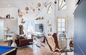 Smart-TV, Kamin, Tischfußball, Tischtennisplatte