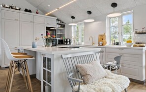 Fridge, oven, stovetop, dishwasher - Lovely home in Rømø with sauna (Rømø)